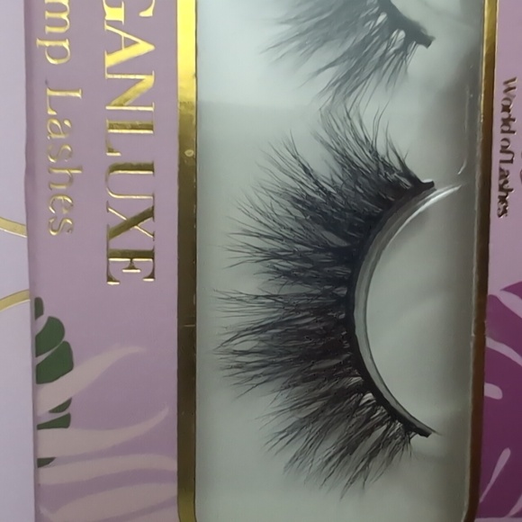Divine world of lashes Hemp Lashes - Picture 4 of 4